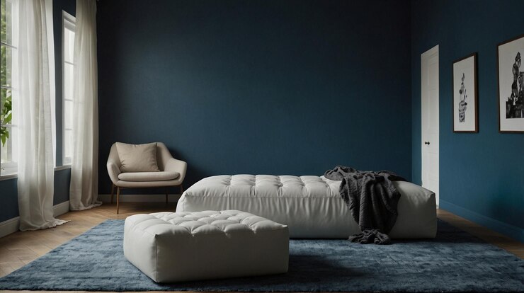 una habitación con una pared azul y una silla blanca con una manta en ella