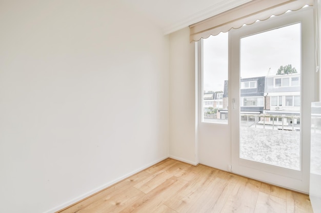 Habitación pequeña y acogedora con una ventana contigua