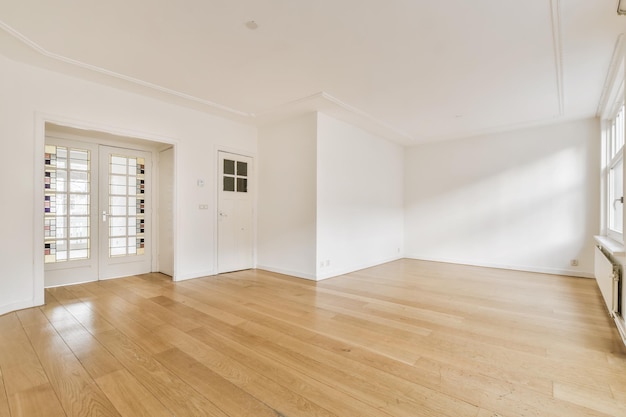 Habitación con puerta y suelo de parquet.