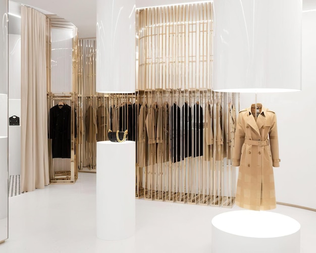 una habitación con un traje y un maniquí con un vestido en la espalda