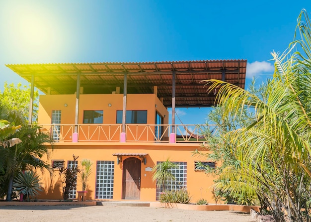 Habitación para turistas cerca de la playa, habitación bungalow con cielo azul y palmeras.