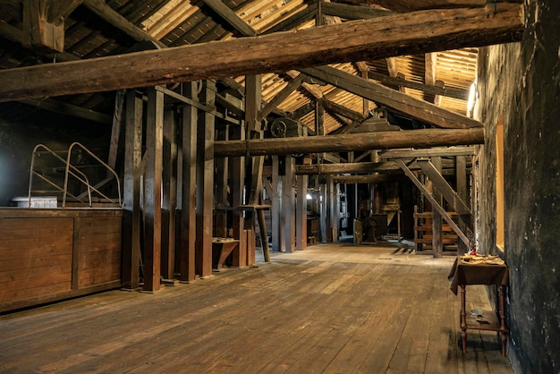 Habitación vacía en una casa abandonada con ventana y suelo de madera.