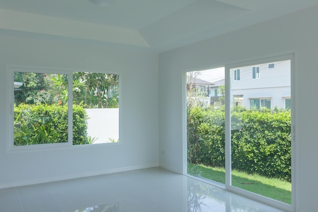 Habitación vacía con el interior de la casa de marco de ventana de vidrio en muro de hormigón