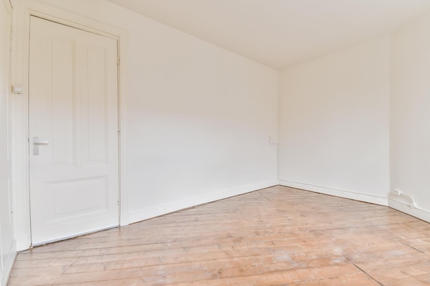 Habitación vacía con puerta y piso de parquet