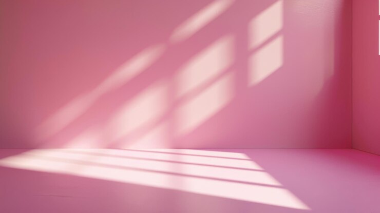Habitación vacía rosada con sombras de la ventana