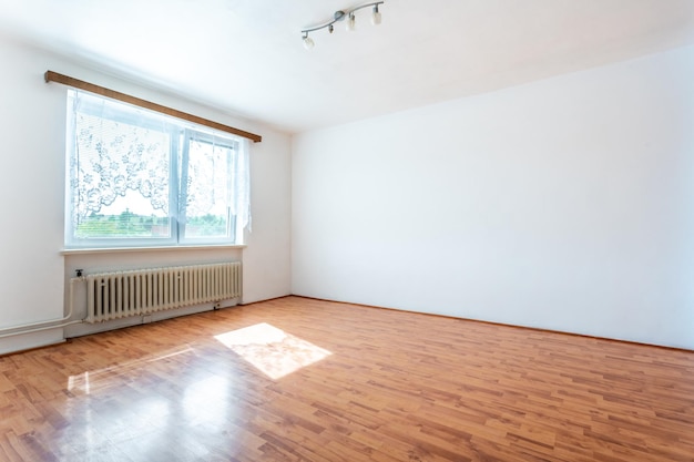 Habitación vacía con ventana y piso en una casa de paneles