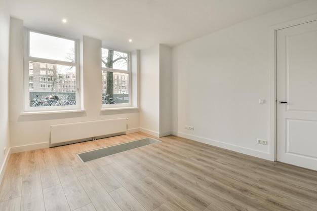 Habitación vacía con ventana y radiador.