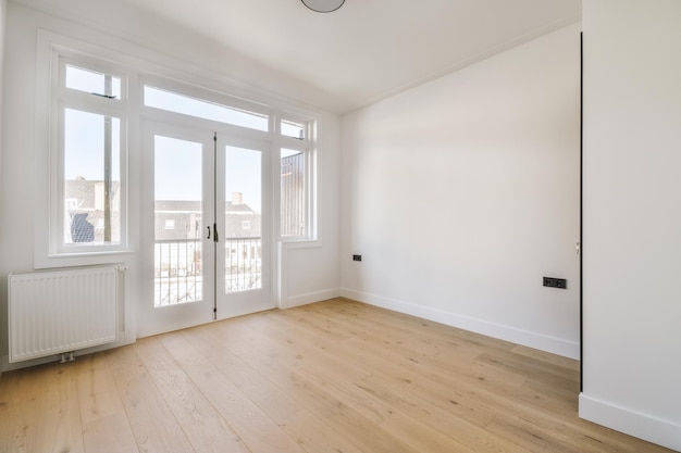 Habitación vacía con ventana y radiador.