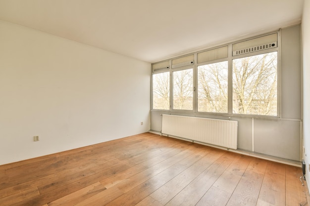 Habitación vacía con ventana y radiador.