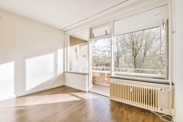 Habitación vacía con ventana y radiador.