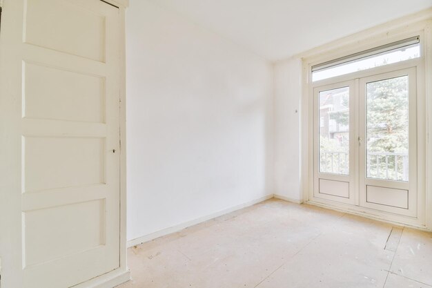 Habitación vacía con ventana y radiador.