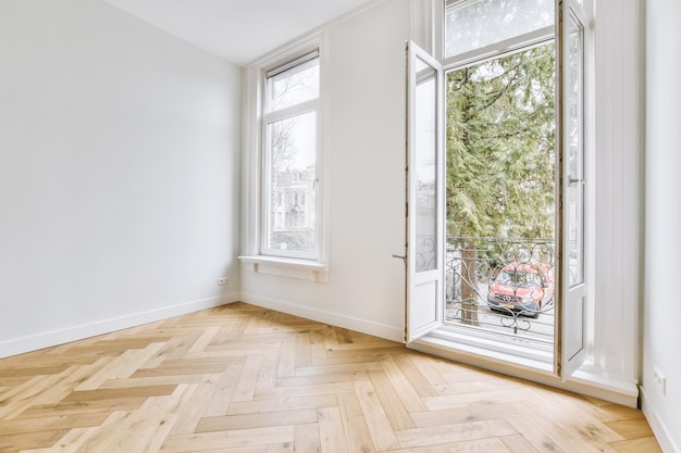 Habitación vacía con ventana y radiador.