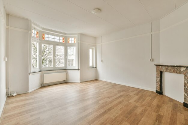 Habitación vacía con ventana y radiador.