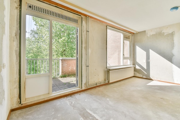 Habitación vacía con ventana y radiador.