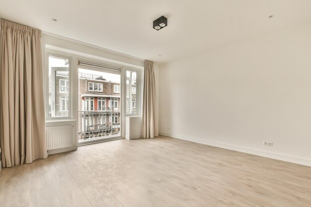 Habitación vacía con ventana y radiador.