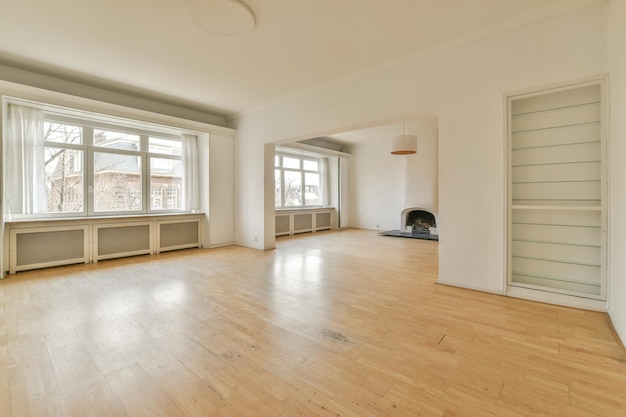 Habitación vacía con ventana y radiador.