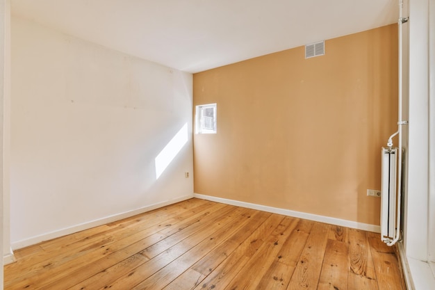 Habitación vacía con ventana y radiador.