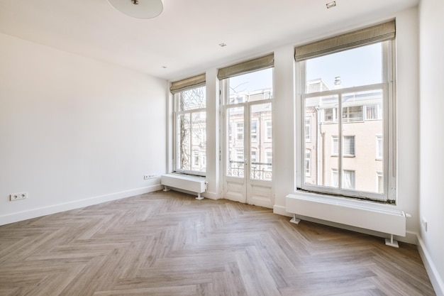 Habitación vacía con ventana y radiador.