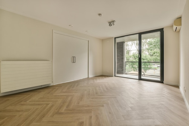 Habitación vacía con ventana y radiador.