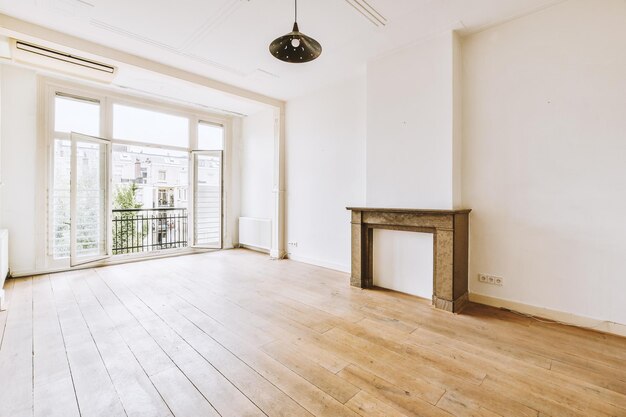 Habitación vacía con ventana y radiador.