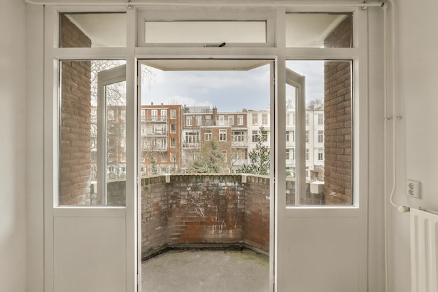 Una habitación con una ventana grande y una pared de ladrillos.