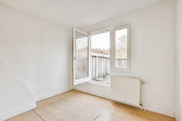 Habitación con ventanas y suelo de parquet.