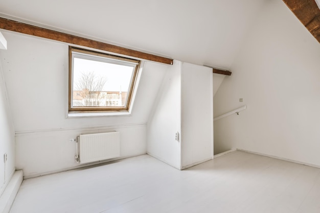 Habitación con ventanas y suelo de parquet.