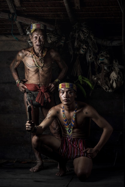 Habitantes indígenas étnicos de las islas en Muara Siberut en West Sumatra, isla de Siberut, Indonesia.