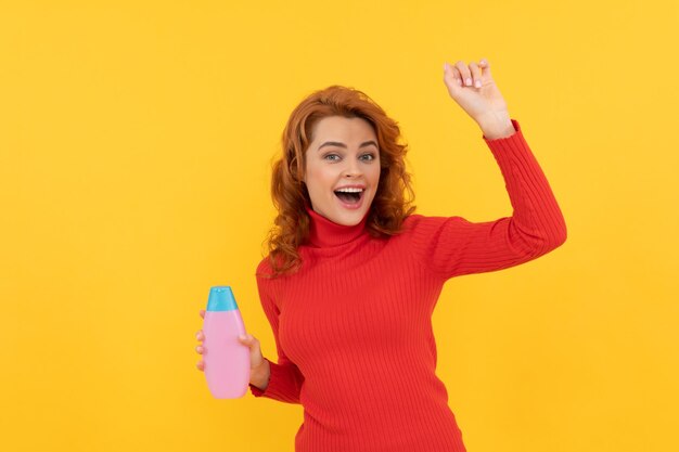 Hábitos diários de produtos de beleza e senhora ruiva de cuidados pessoais apresentando produto cosmético