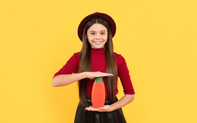 Hábitos diários e propaganda de cuidados pessoais garota feliz no xampu com chapéu