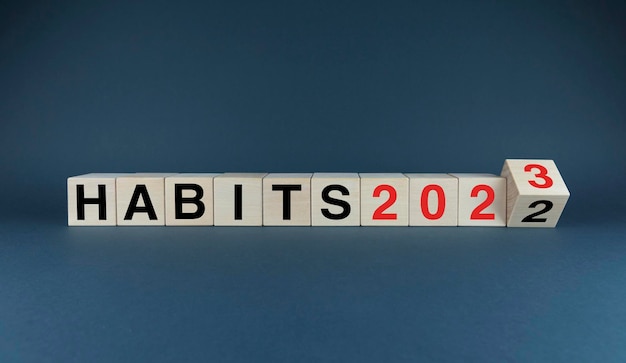 Habits 20222023 Die Würfel bilden den Ausdruck Habits 20222023 Gewohnheitsplanung und Lifestyle-Konzept