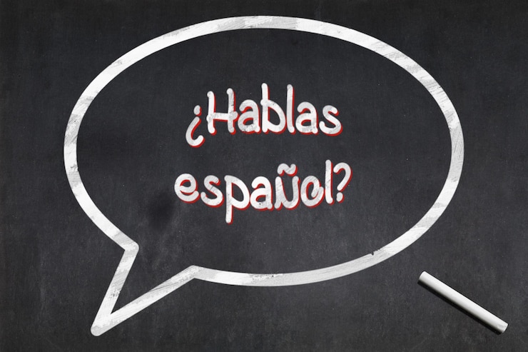 Foto ¿habla español? un discurso de burbuja dibujado en una pizarra.