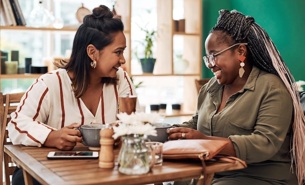 Hablando mujer y feliz en la cafetería para la comunicación discusión y conexión Amigos diversidad y sonrisa para la reunión chismes e información o juntos en un café o restaurante de Nueva York
