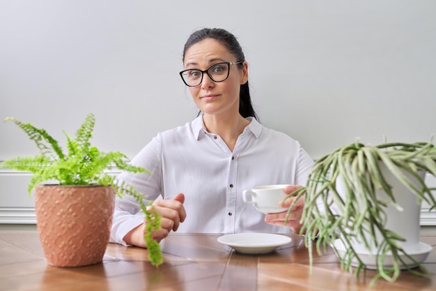 Hablando de mujer de negocios positiva mirando la cara de primer plano de la cámara