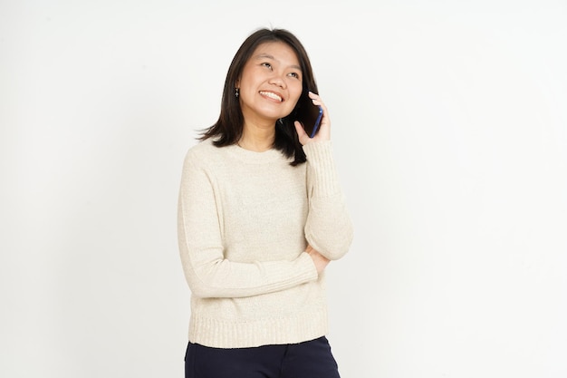 Hablando por teléfono y emocionado de hermosa mujer asiática aislada sobre fondo blanco