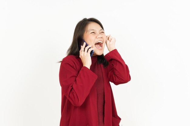 Hablando por teléfono de hermosa mujer asiática vistiendo camiseta roja aislado sobre fondo blanco.