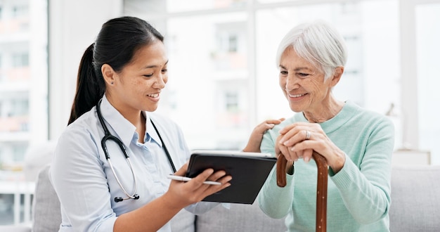 Hablar con una anciana o un médico con una tableta para los resultados Informe o informe de la historia en línea en el hospital en consulta Apoye a la atención médica o a la enfermera asiática con la actualización médica para el paciente anciano en la clínica