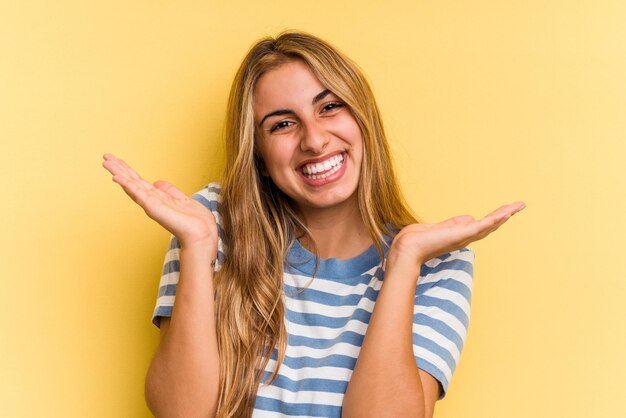 Hace que la báscula con los brazos se sienta feliz y confiada.