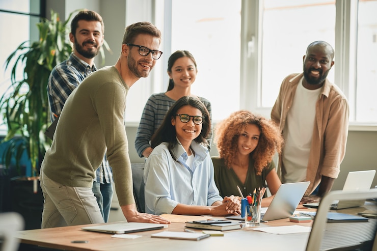 Foto hacer amigos es fácil con colegas internacionales del lugar de trabajo