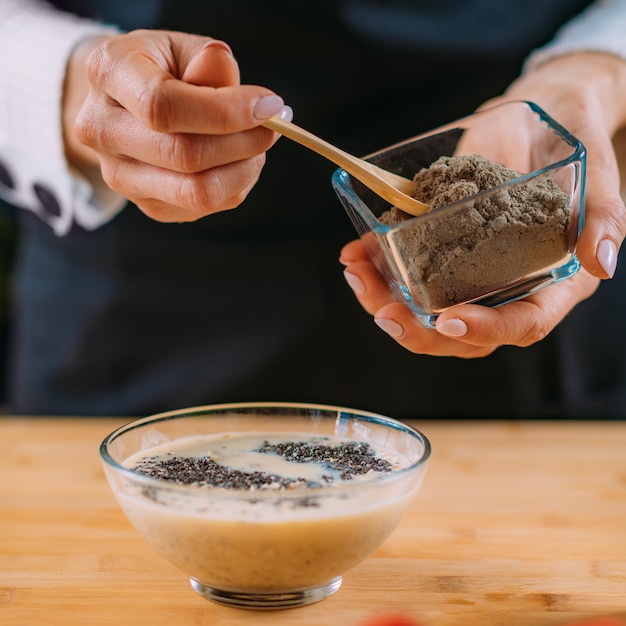 Hacer avena con avena, leche de soya y proteína vegetal en polvo