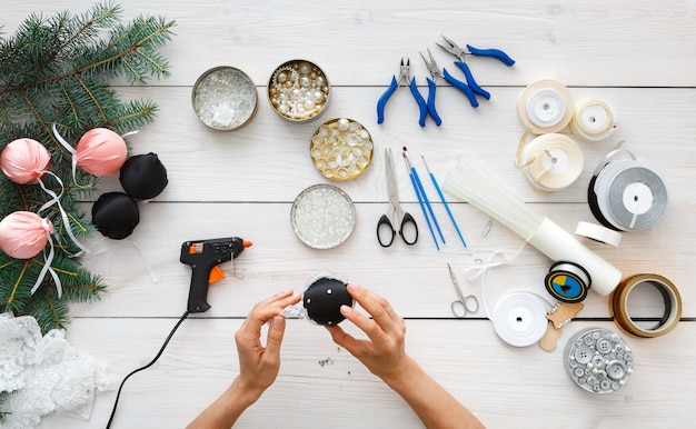 Hacer bolas navideñas artesanales