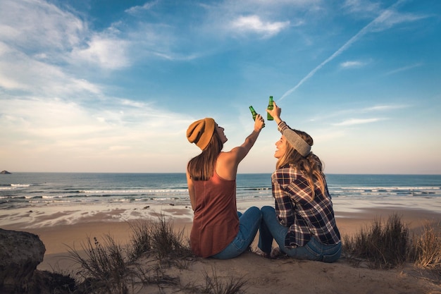 Hacer un brindis en la playa