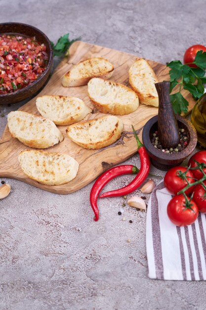 Hacer bruschetta con salsa dip salsa recién hecha