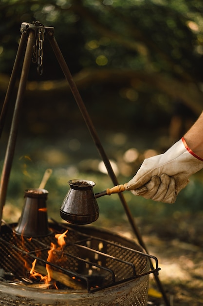 Hacer café en la hoguera hacer café o té en el fuego del equipamiento turístico de la naturaleza