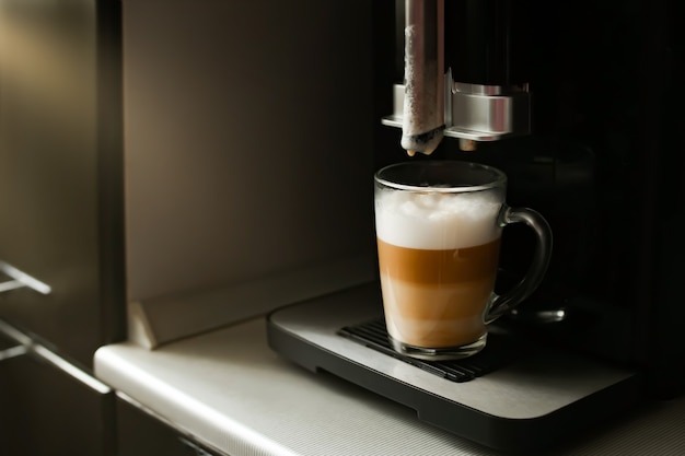 Hacer café en una máquina de café en casa.
