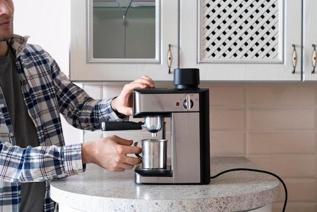 Hacer un café recién hecho en casa por la mañana usando una máquina automática