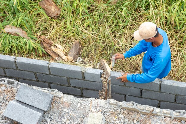 Hacer una cerca de pared de ladrillo para un hogar seguro con mano de obra