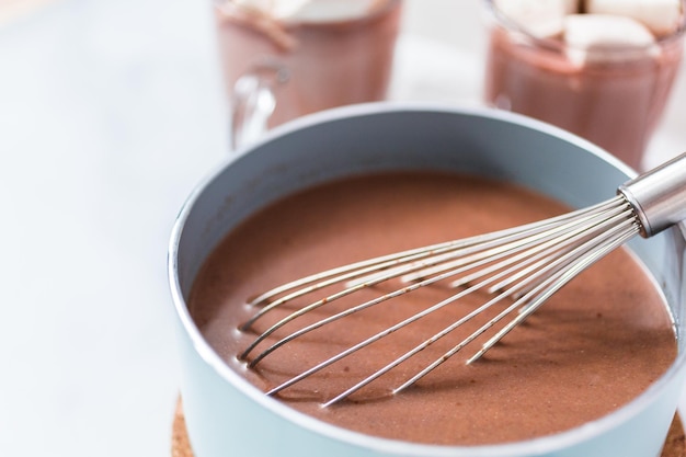 Hacer chocolate caliente americano en una olla pequeña.