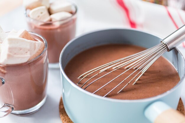 Hacer chocolate caliente americano en una olla pequeña.