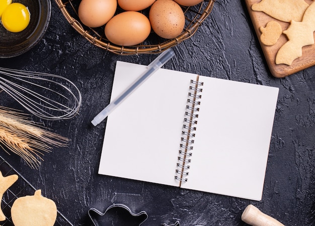 Hacer el concepto de diseño de recetas de libros de cocina de galletas, diseño de preparación de ingredientes para hornear con cuaderno, vista superior, endecha plana, arriba, espacio de copia de maqueta.